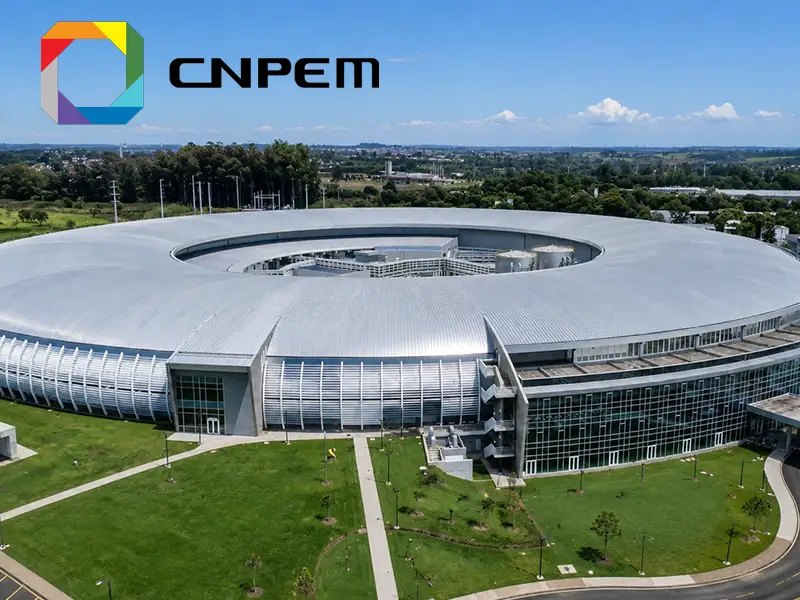 Vista aérea do CNPEM com sua estrutura circular moderna em área verde